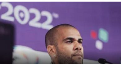 A estratégia de defesa do jogador Daniel Alves, acusado de estupro na Espanha, mudou mais uma vez. Agora, o atleta alegará que estava bêbado e não se lembra do que aconteceu na boate Sutton. Além disso, a ex-mulher do jogador, Joana Sanz, vai ajudar na defesa e dirá que Alves chegou alterado em casa naquela noite.